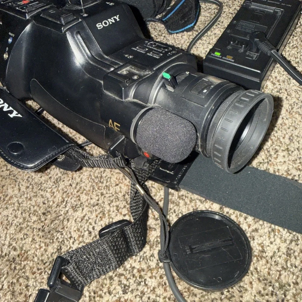 Vintage Sony HandyCam CCD-F35 Video 8 WTH Bag Accessories Parts Only READ
